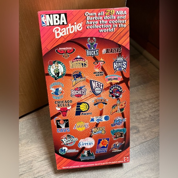 1998 Barbie NBA Los Angeles Lakers Doll Mattel #20704 Blonde Authentic Uniform - Picture 2 of 3